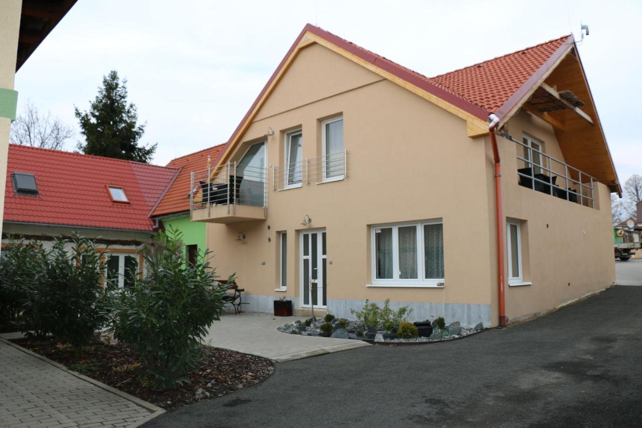 Penzion Kotvas Milovice  Buitenkant foto